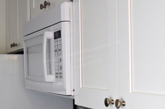 Building Photo - 824 N Garfield Ave