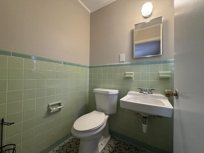 Building Photo - 104 Biltmore Terrace