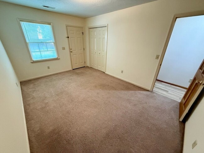 Building Photo - Conveniently Located Townhouse!