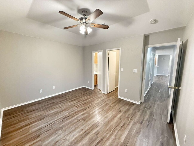 Building Photo - Spacious 3 Bedroom, 2 Bath Duplex with 1-C...