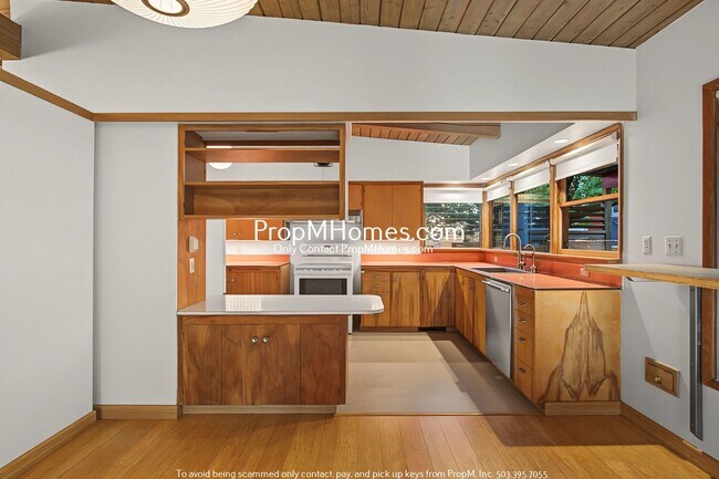 Building Photo - 2 Bedroom Mid Century Modern Home with Total Privacy!
