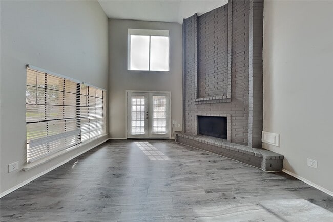 Building Photo - 2010 Creekshire Dr