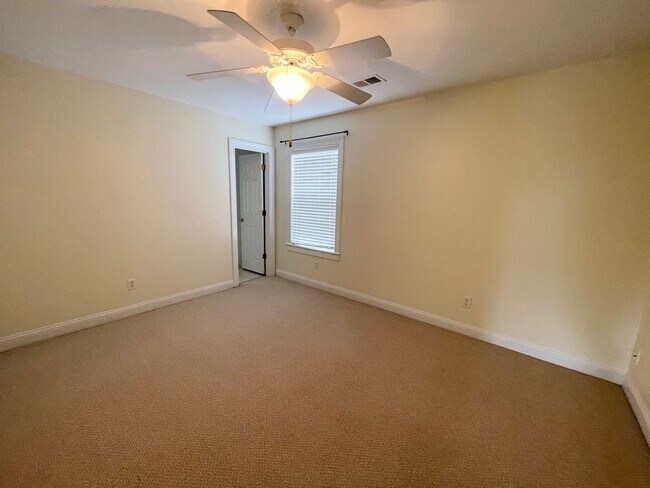 Building Photo - Nice Home located in Rosewood area and clo...