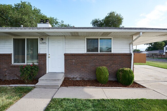 Building Photo - Riverside 1497-99