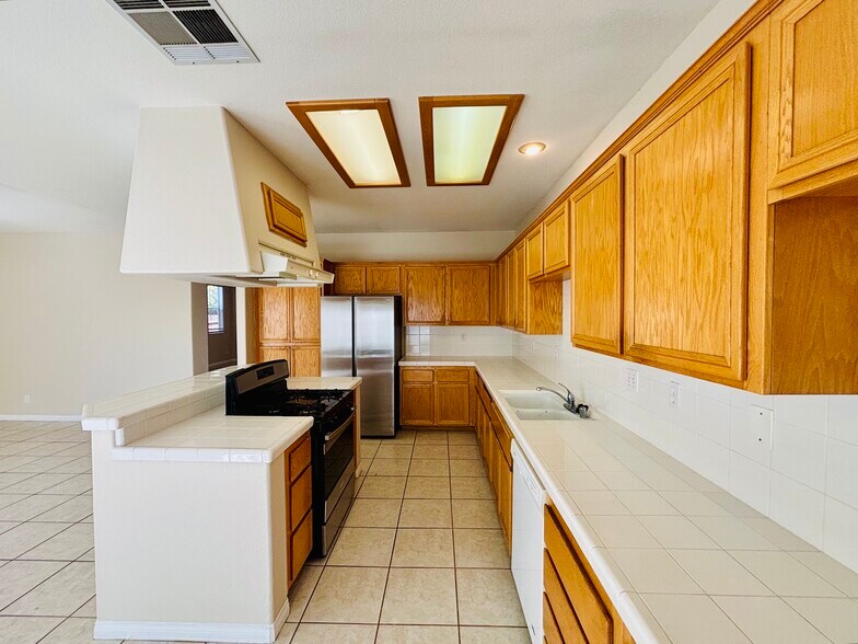 Building Photo - 42309 Portland Ln