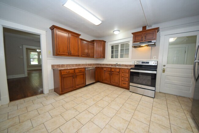 Building Photo - UPDATED BATHS AND KITCHEN WITH SS APPLIANCES near University of Memphis.