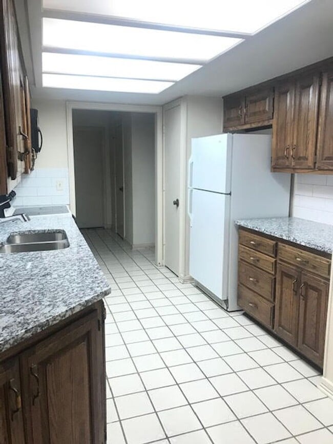 Building Photo - 2 Masters - Lawn Care Provided  - 3 bds/3 baths