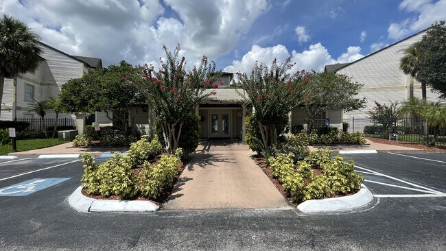 Building Photo - 1924 Lake Atriums Cir