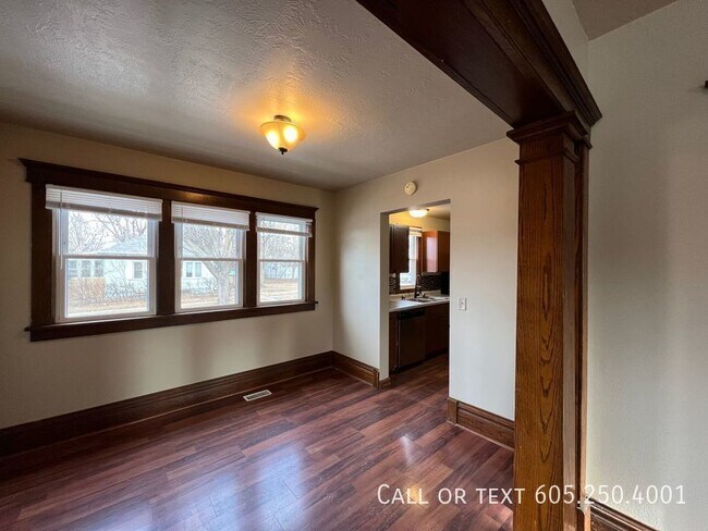 Building Photo - 4 Bedroom 2 Bathroom w/ Single Stall Garag...