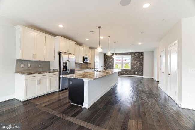 Building Photo - 44750 Tiverton Sq
