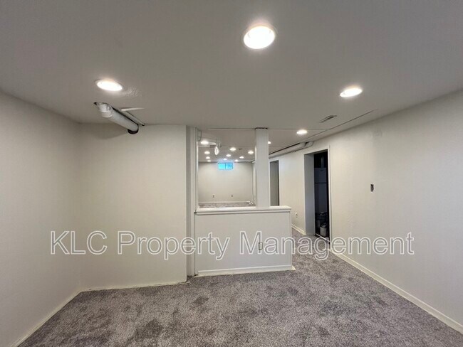 Building Photo - 924 19th St