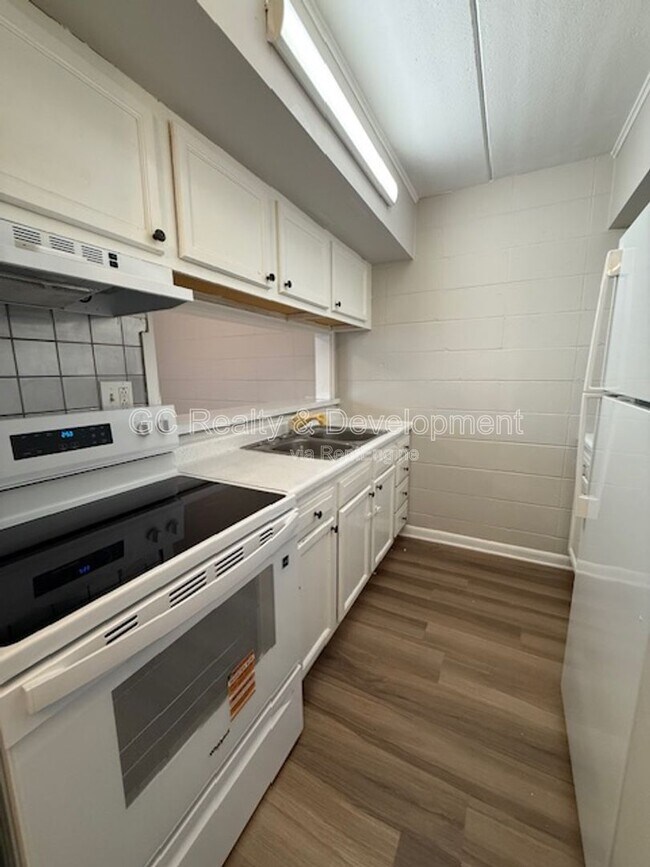 Building Photo - 243 Uteg St