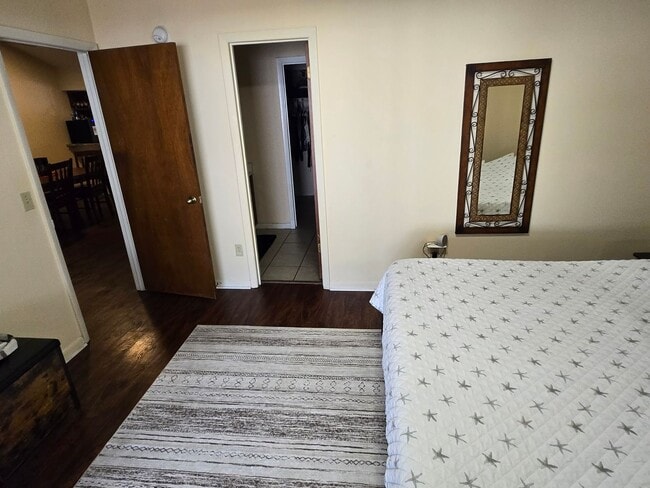 Building Photo - 2/2 Condo in the quiet community of Mile Run