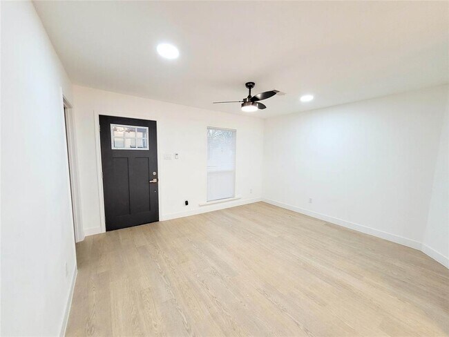 Building Photo - 317 W Houston Ave