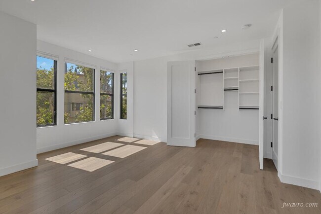 Building Photo - 1101 S Van Ness Ave