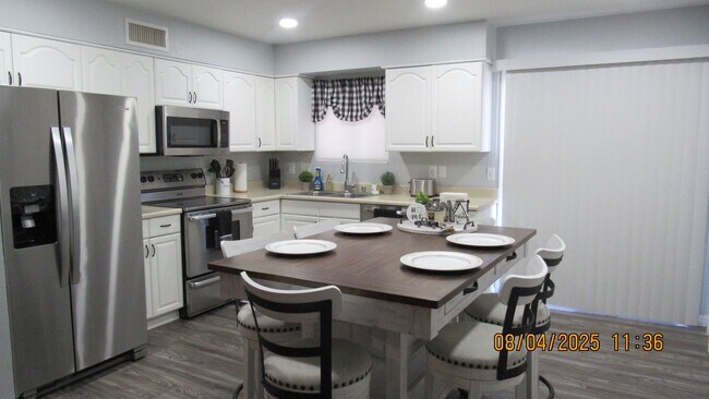 Building Photo - 2 Bedroom 2 bathroom Boat Deep Furnished Home