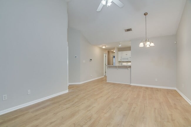 Building Photo - 3 Bedroom 2 Bath Townhouse With Garage