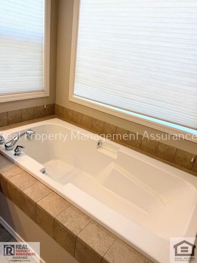 Building Photo - 13611 NW Stonebridge Dr