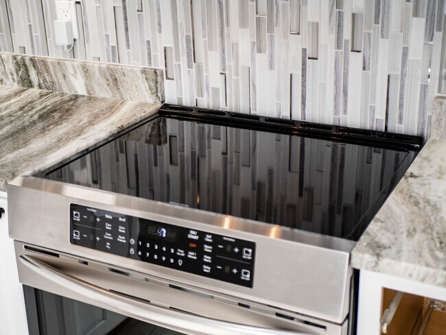 Building Photo - 2545 Vanderberg Ave