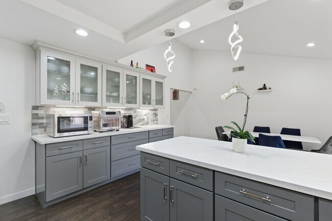 Building Photo - Welcome to elegant living in the heart of ...