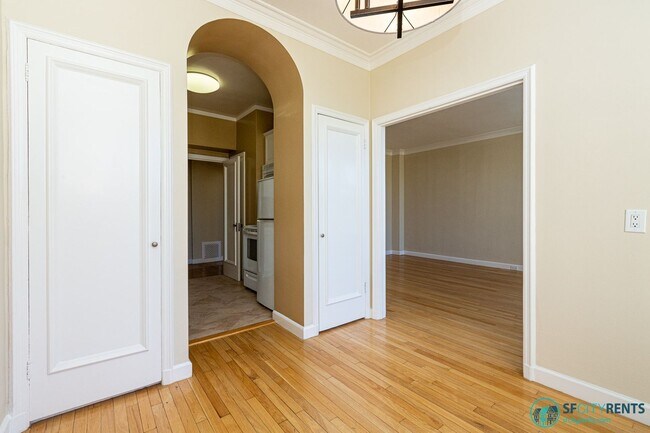 Building Photo - Russian Hill: Remodeled 3rd Floor Art Deco...