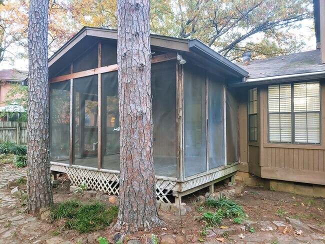 Building Photo - 8 Hickory Ln