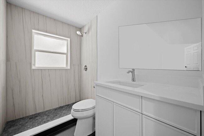 Building Photo - 204 Clocktower Dr