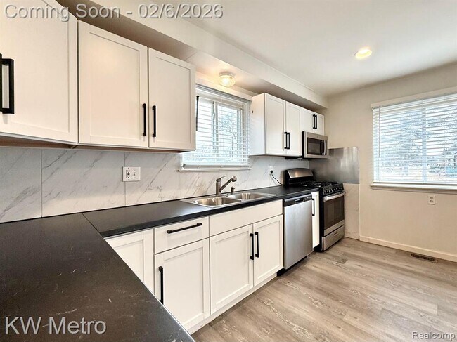 Building Photo - 13231 Albany St