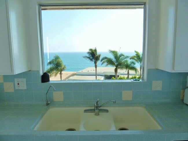 Kitchen sink - 18109 Coastline Dr