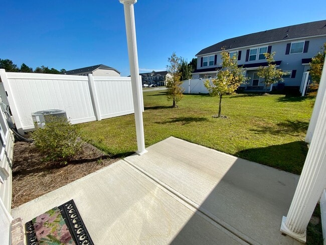 Building Photo - 3 bed/2.5 bath at end unit townhome in Berkeley Walk at Savannah Quarters with garage