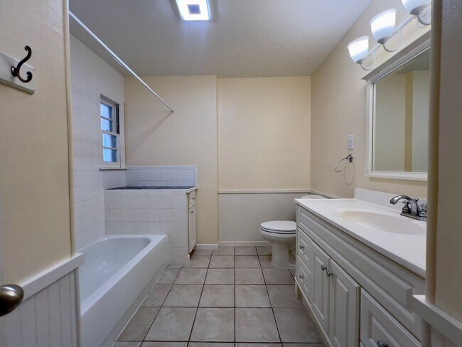 Building Photo - Stunning Large 3 Bedroom Home!