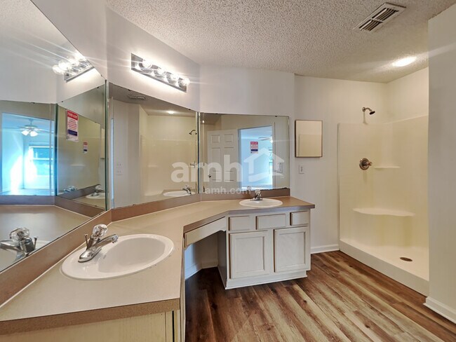 Building Photo - 2661 Fox Creek Dr E