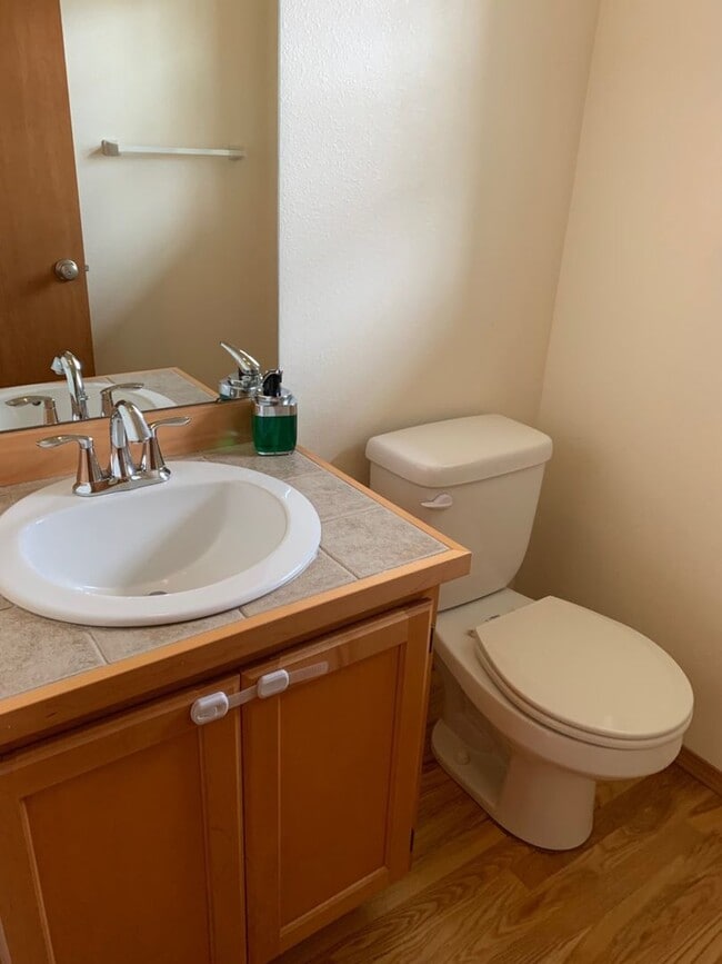 Building Photo - Beautiful 3-bd, 2.5-bath house The Ridge in Kent.