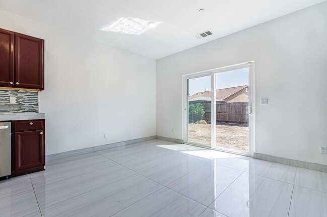 Building Photo - 4 bedroom home for RENT in Manteca with RV...