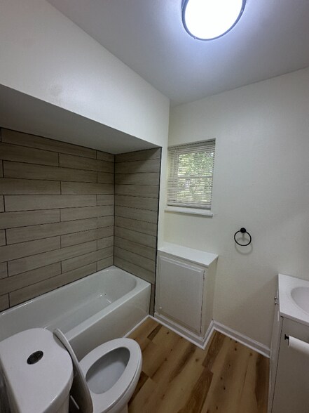 Building Photo - 215 S Aiken Ave