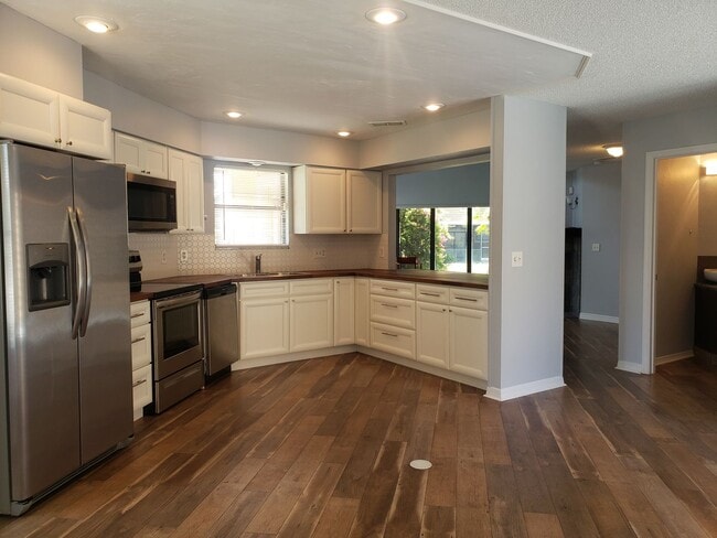 Building Photo - Spacious Townhome in the Heart of Dr. Phil...