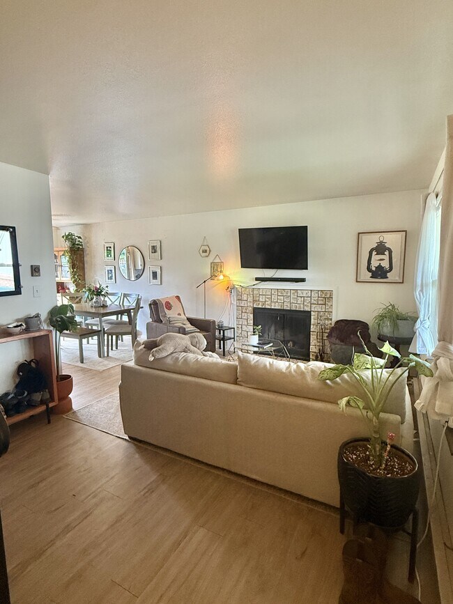 Building Photo - 3107 Azalea Dr