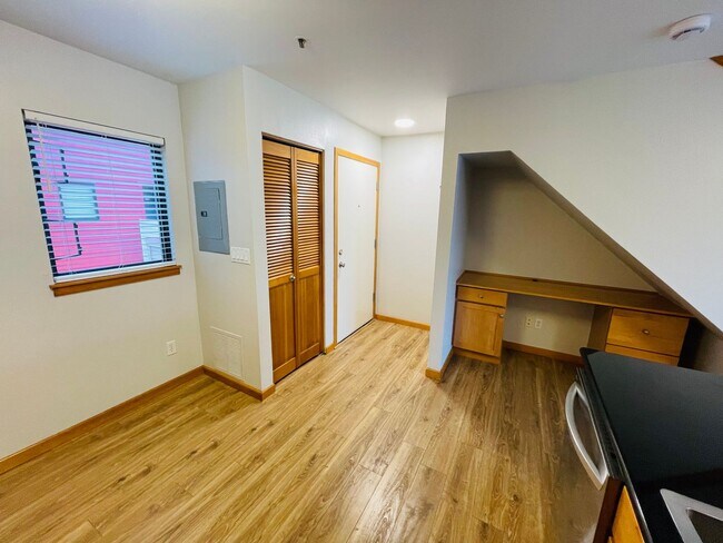 Building Photo - Top Floor 1bdrm Condo with River Views and Private Deck | Most Utilities & Parking Included!