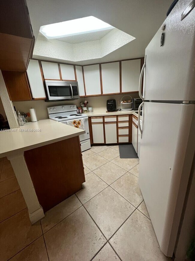 Building Photo - 8215 Lake Dr