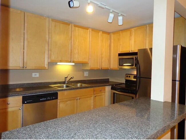 Building Photo - 520 E Spruce Dr