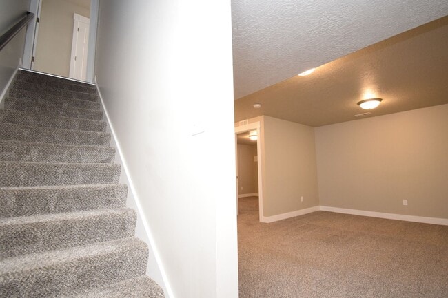 Building Photo - Charming 4 bed Sandy Home, with HOA in Fantastic Location!!!