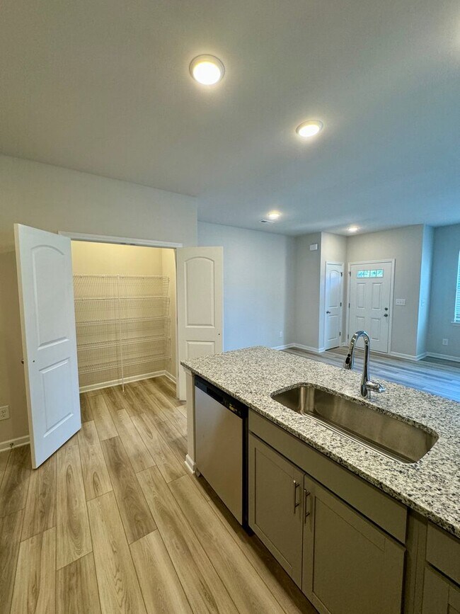 Building Photo - Beautiful, 3BR/2.5BA Townhouse in Gastonia