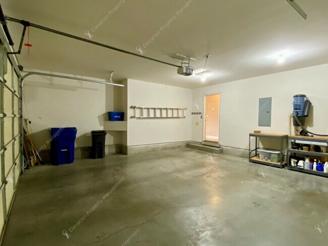 Building Photo - Single-level 3 BR-2BA Home in SE Bend