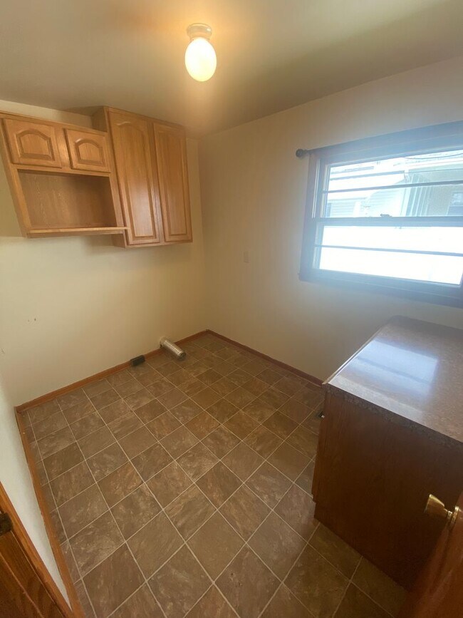 Building Photo - 404 Vosswood Dr