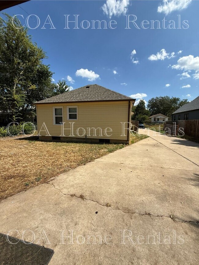 Building Photo - 1109 N Custer St