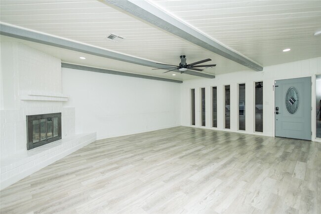 Building Photo - 2202 4th St