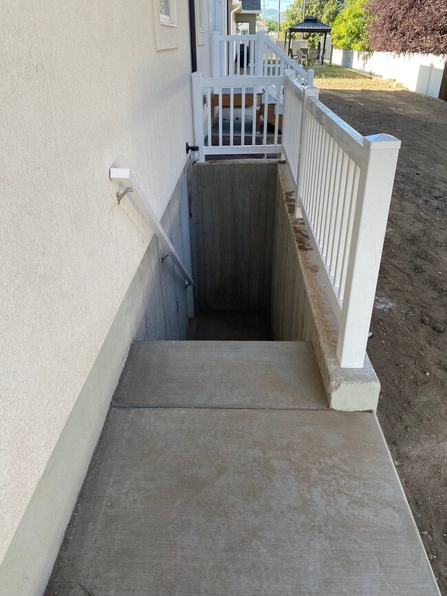 Building Photo - 332 S 160 W