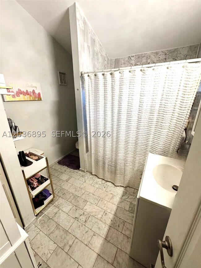 Building Photo - 10044 SW 77th Ct
