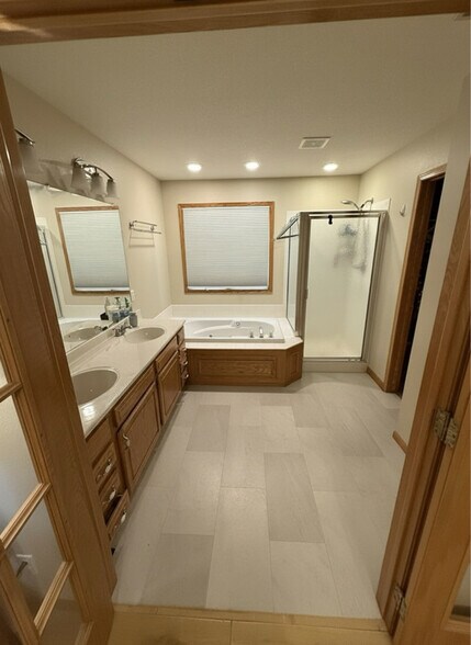 Building Photo - 2402 Welbeck Dr