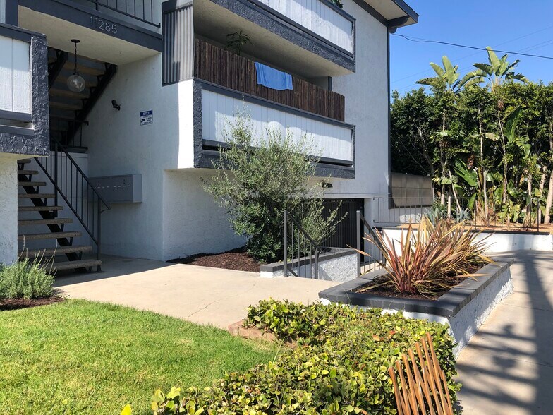 Front of Property - 11285 Charnock Rd